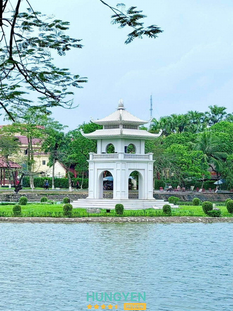 Hồ Bán Nguyệt