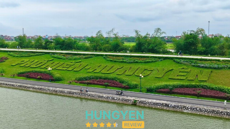 Mảng xanh tươi mát quanh Hồ Bán Nguyệt